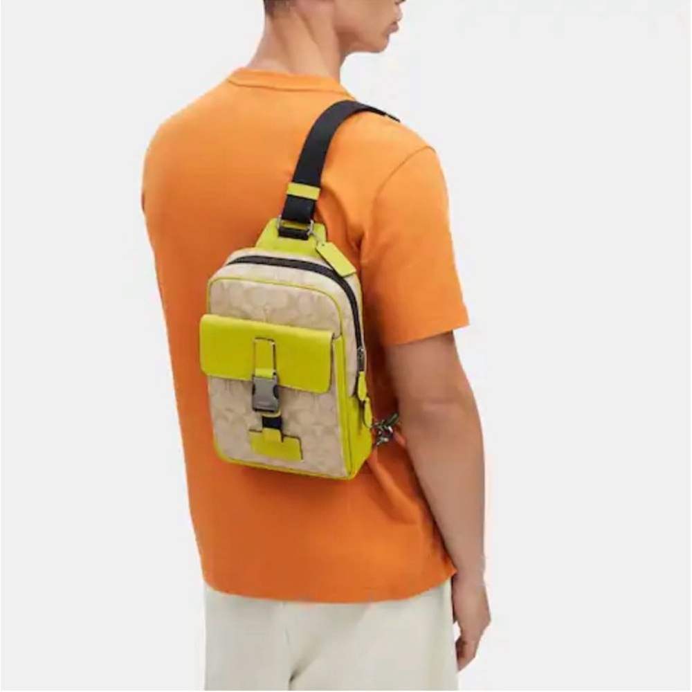 🥰 Coach Track Pack In Signature Canvas  Lime Khaki